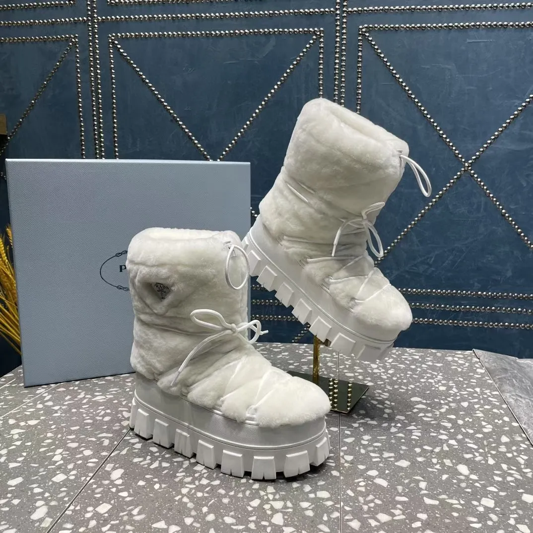 👟👟Ex-factory price 700👟👟 The highest version on the market, Prada's king style, snow boots, ski boots, chubby, so cute and cute →_→ From the Prada limited series, unique. Shiny nylon Oblique upper with criss-cross straps for an ideal fit. The boots are made of technical fabric and have a short-cut version. They can be worn in the city or in the mountains. They make the calves slimmer, taller, warmer and have a concave shape. The boots and soles use the original waterproof effect. The size is 35-40. 41Customized